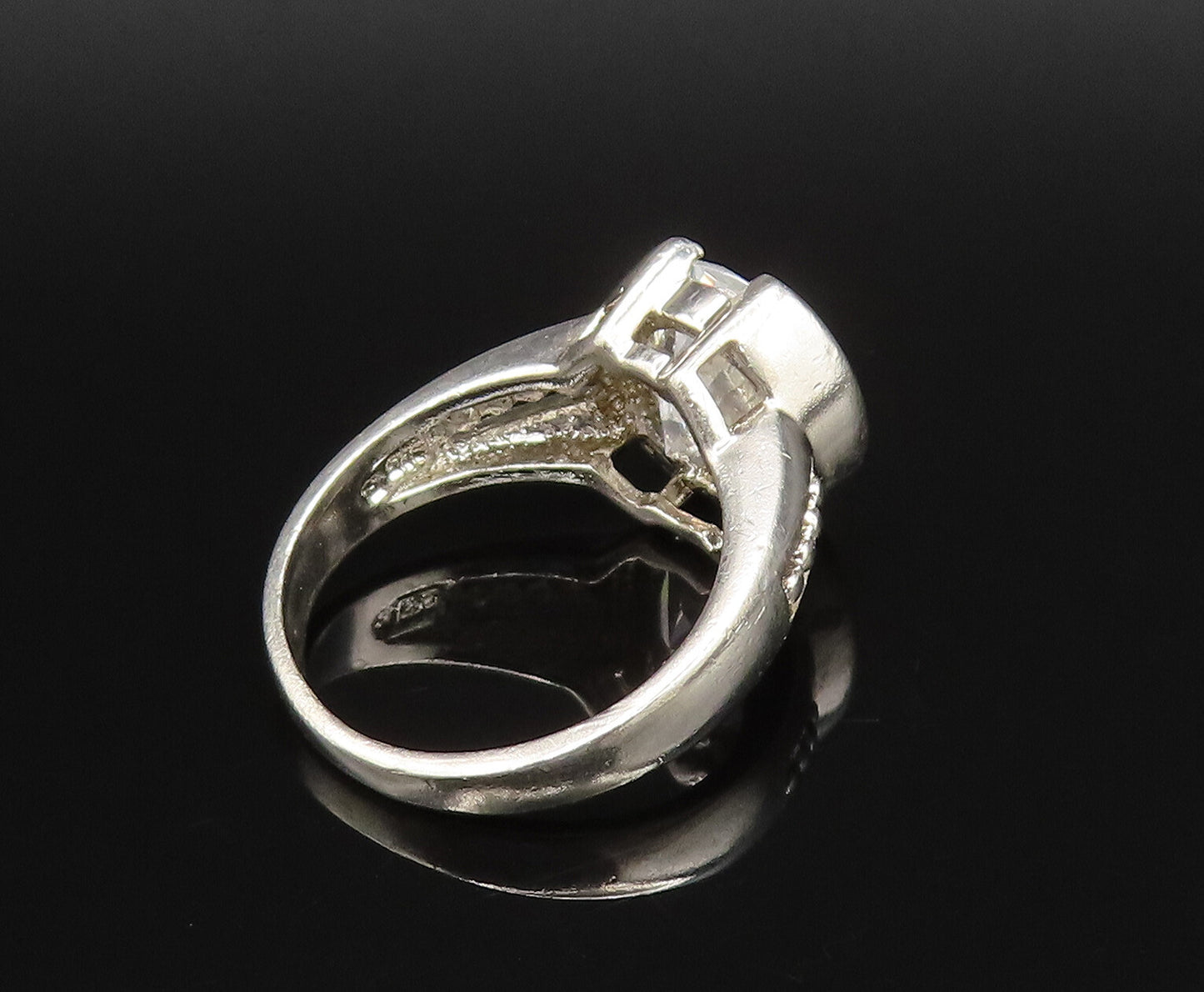 925 Silver  Vintage Inlaid Oval Cubic Zirconia Dotted Shank Ring Sz 8  RG25703