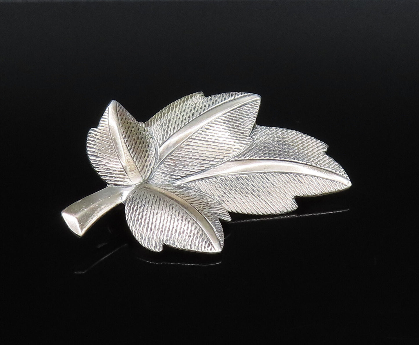 JEWELART 925 Silver  Vintage Mesh Textured Maple Leaf Brooch Pin  BP10017