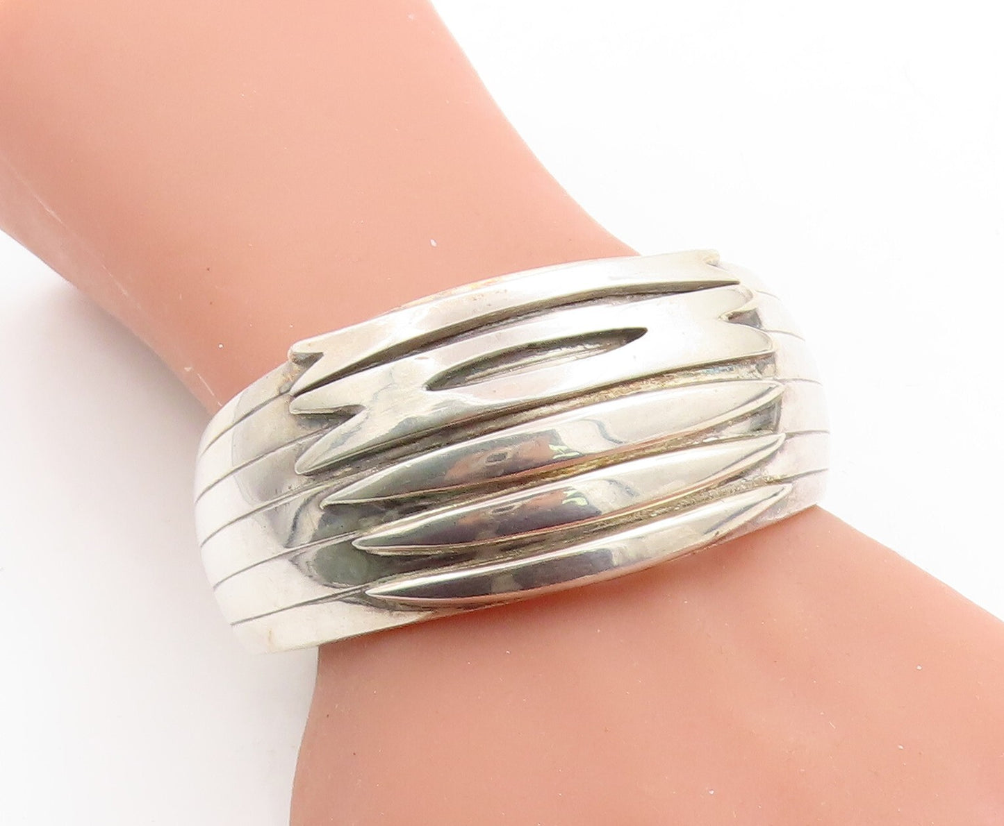 925 Sterling Silver  Vintage Shiny Raised Detail Tapered Cuff Bracelet  BT2560