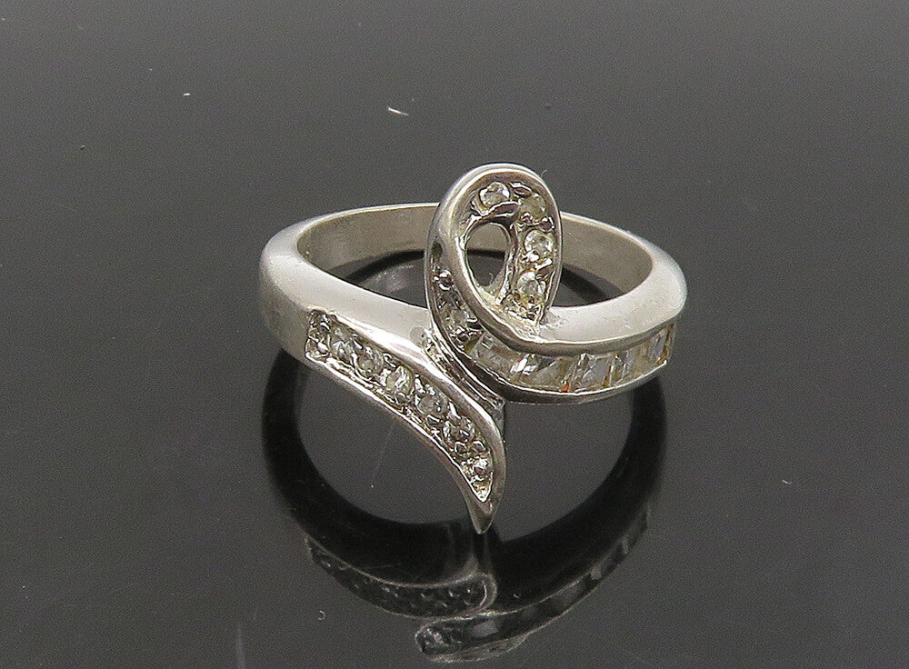 925 Sterling Silver  Vintage Shiny Topaz Ribbon Motif Band Ring Sz 7  RG23629
