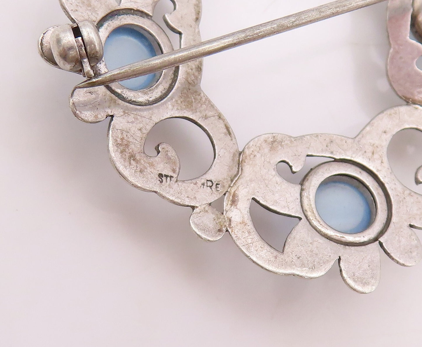 925 Sterling Silver Vintage Brooch Pin Swirly Carved Cat's Eye Wreath  BP11156