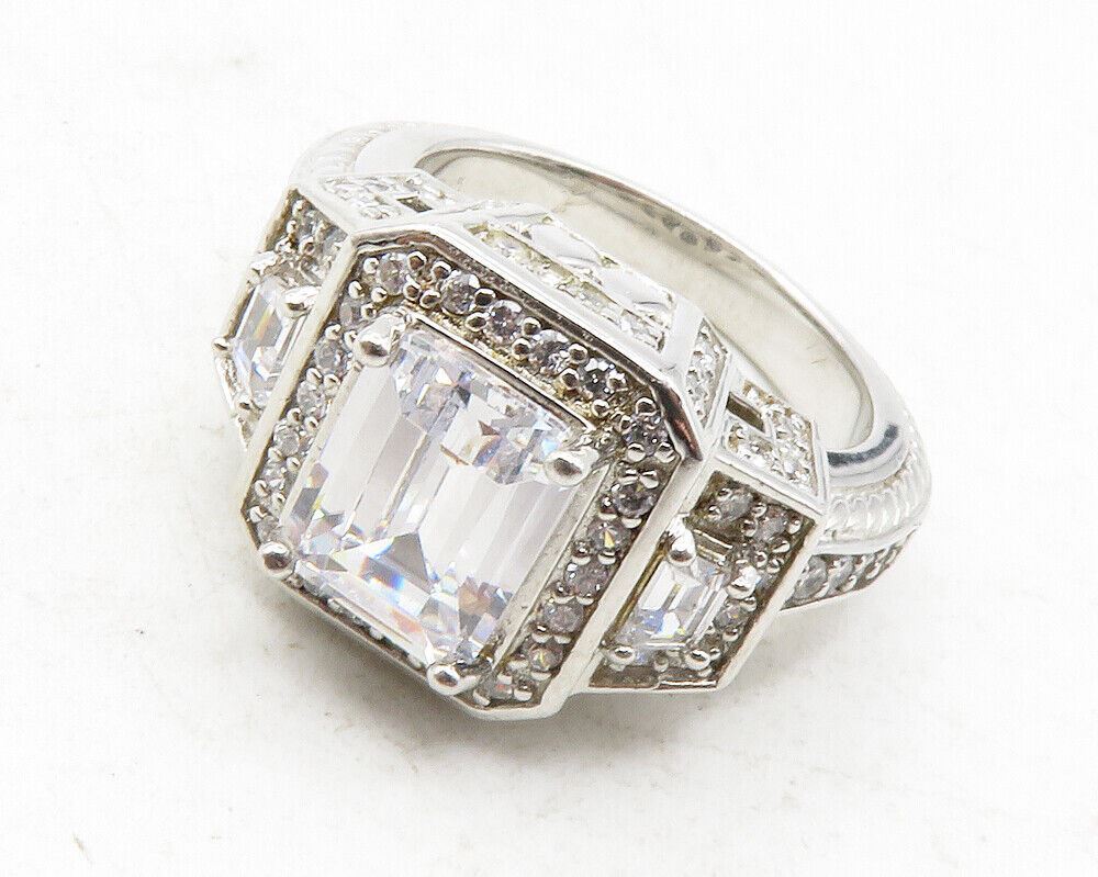 925 Sterling Silver  Shiny Cubic Zirconia Graduated Band Ring Sz 8  RG12309