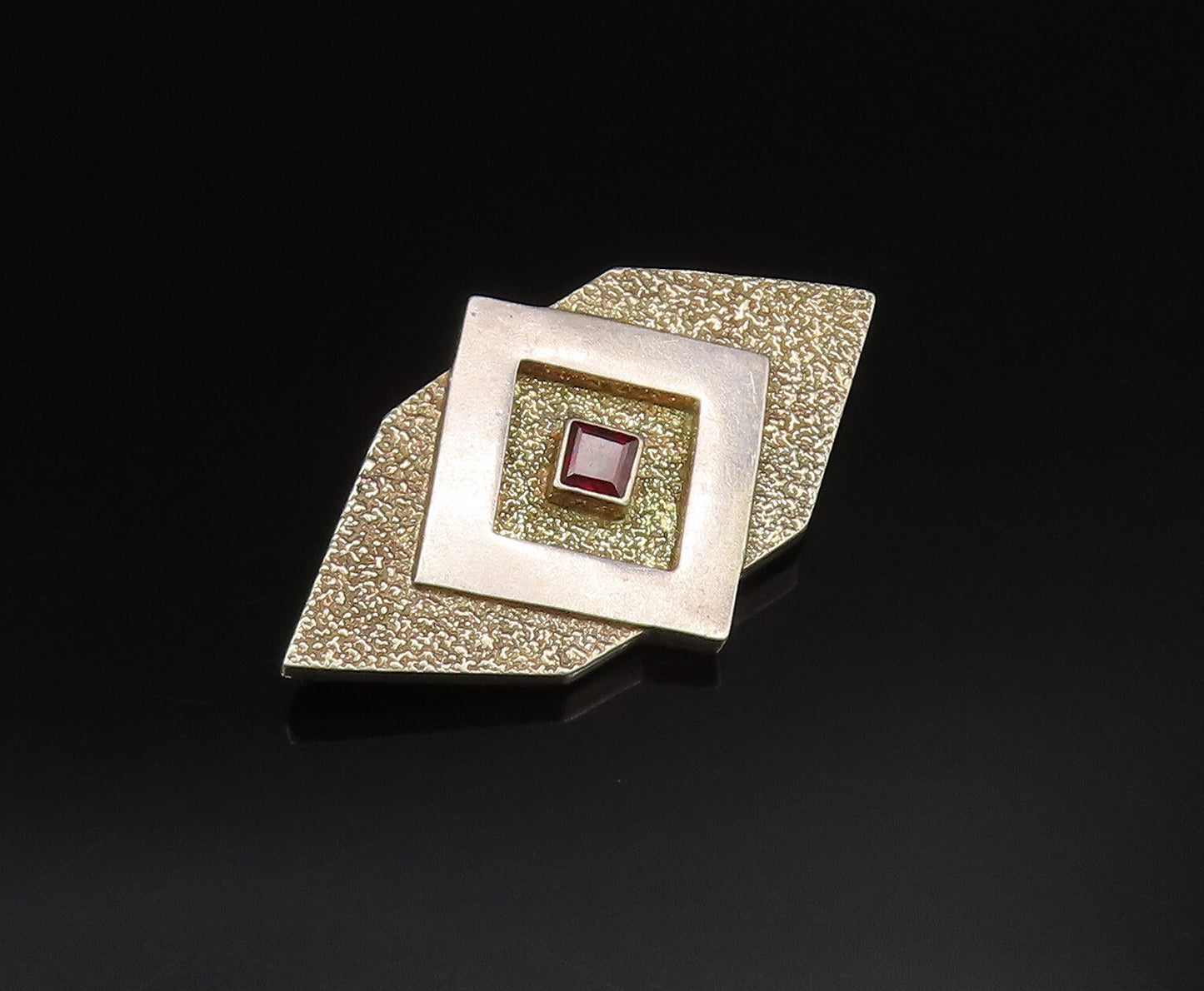 925 Sterling Silver  Vintage Two Tone Diamond Shaped Garnet Brooch Pin  BP9778