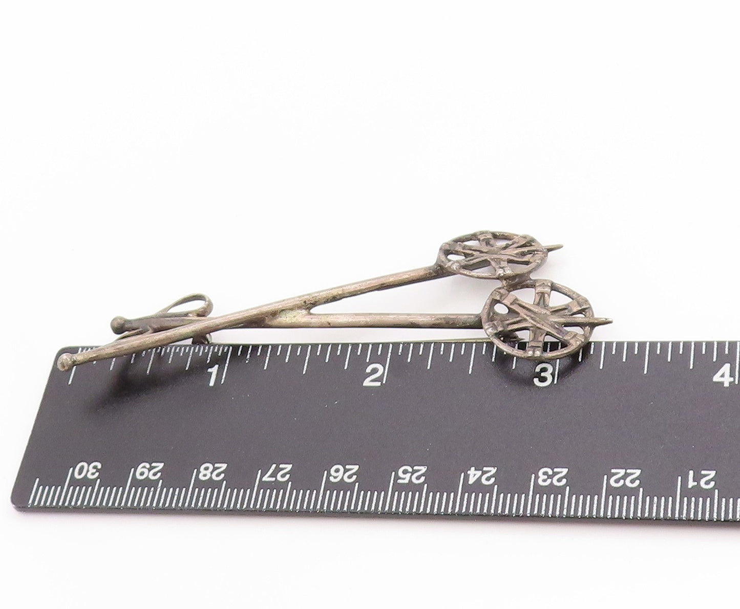 925 Sterling Silver Vintage Brooch Dark Tone Crossed Skis of Yesteryear  BP11830