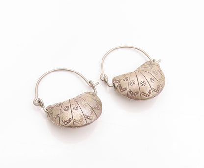 925 Sterling Silver Vintage Earrings Puffed Hand Fan Design Etched Hoops EG13600