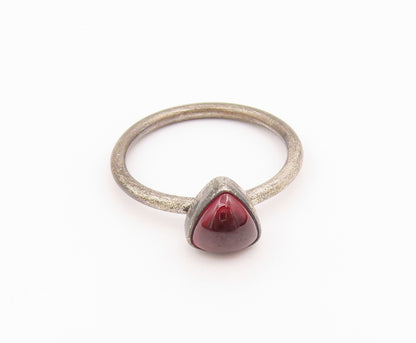 925 Sterling Silver Vintage Ring Trillion Cabochon Garnet Band  Sz 7.5  RG36423