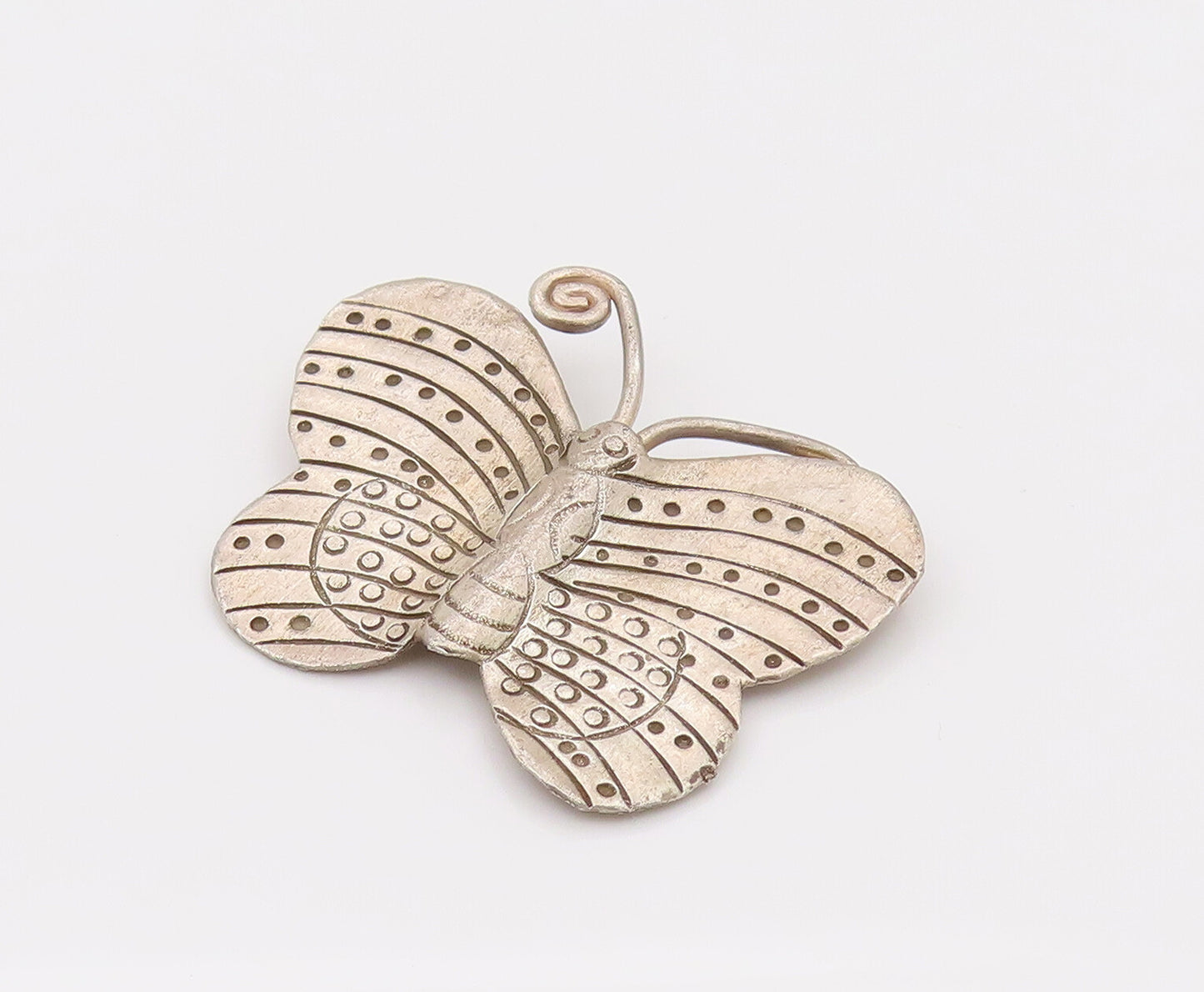 925 Sterling Silver  Vintage Carved Lines & Dotted Butterfly Pendant PT22141