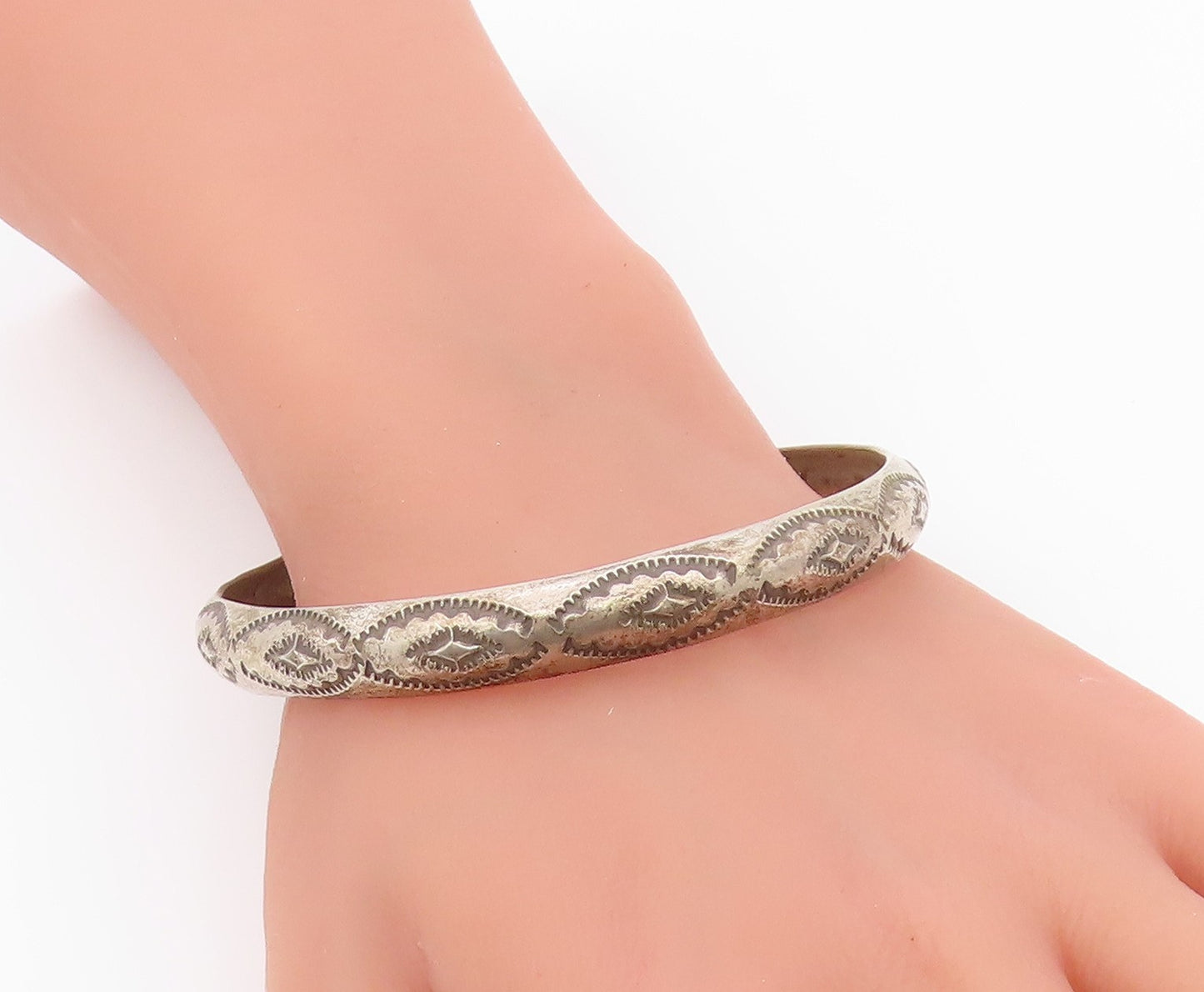925 Sterling Silver Vintage Bracelet WILBUR TRACY NAVAJO Floral Bangle  BT12159