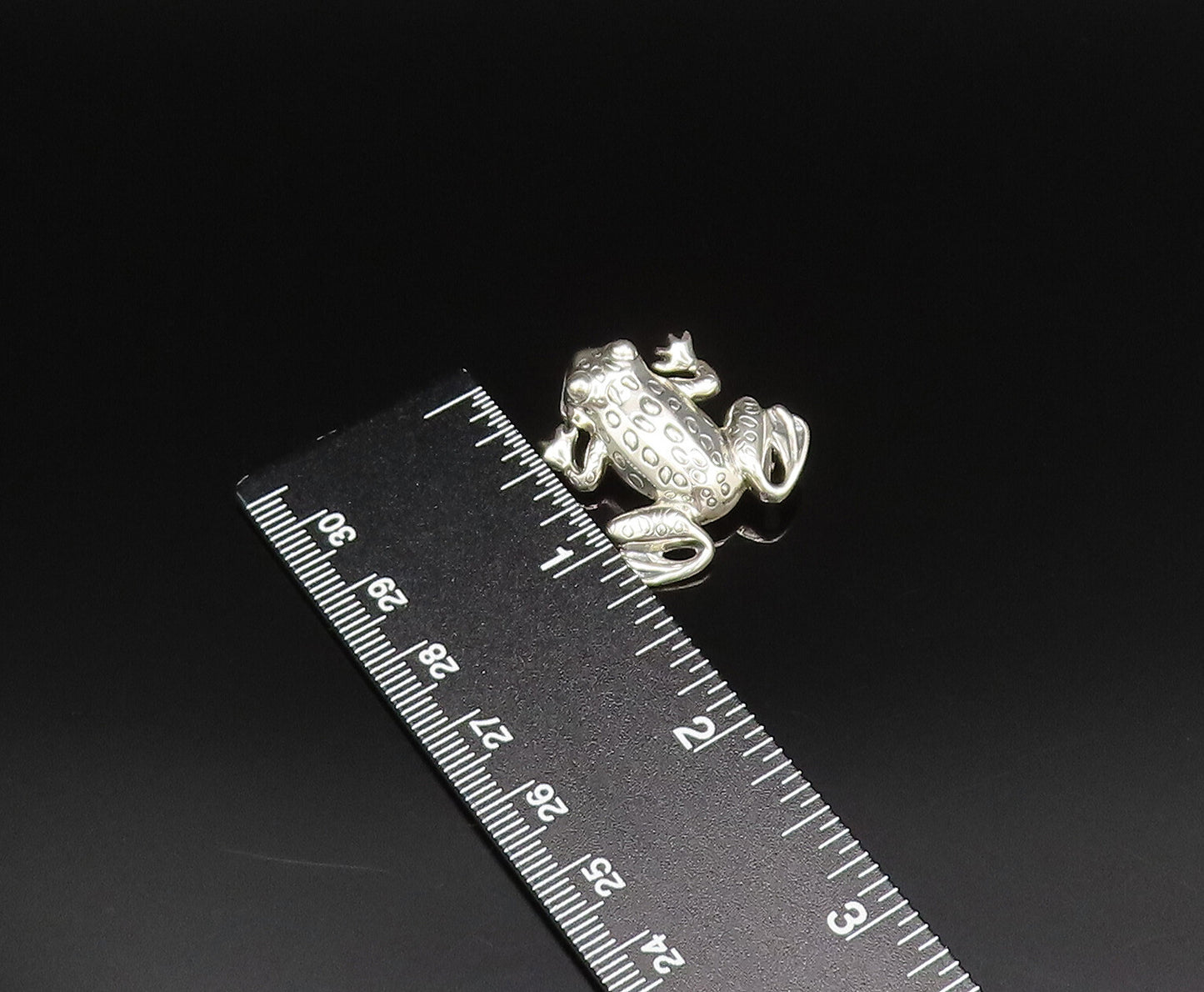 925 Sterling Silver  Vintage Carved Spotted Frog Animal Brooch Pin  BP9687