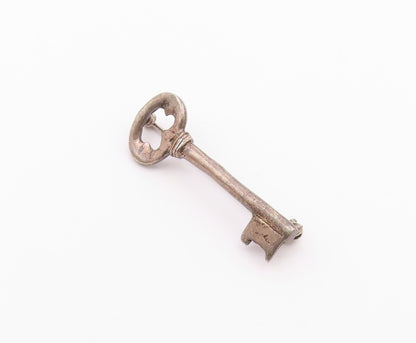 925 Sterling Silver  Vintage Minimalist Missing Key Brooch Pin  BP9834