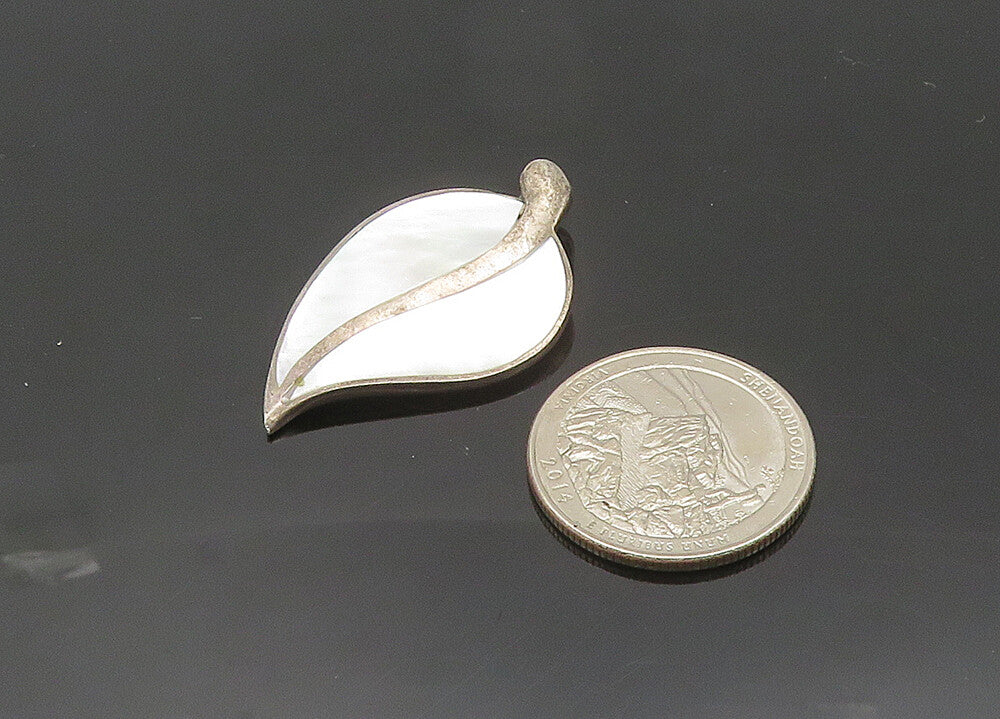 925 Sterling Silver  Vintage Mother Of Pearl Floral Leaf Pendant  PT16745