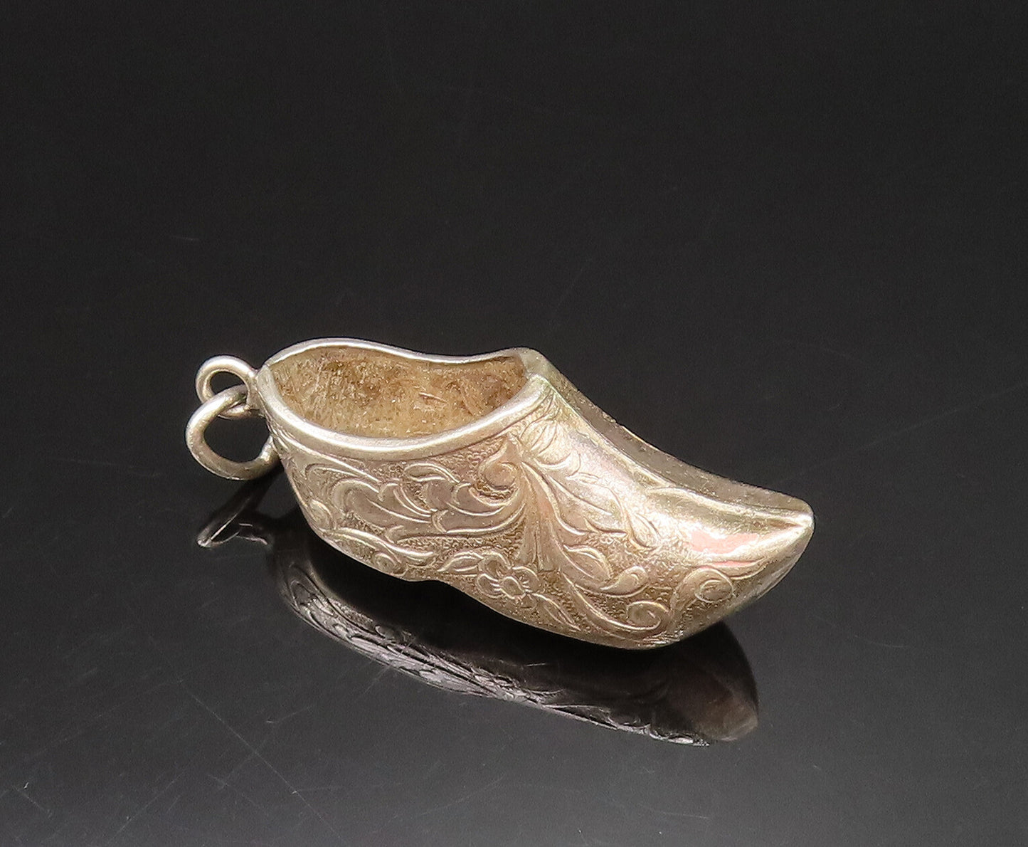 925 Sterling Silver  Vintage Sculpted Etched Pointed Shoe Pendant  PT21131