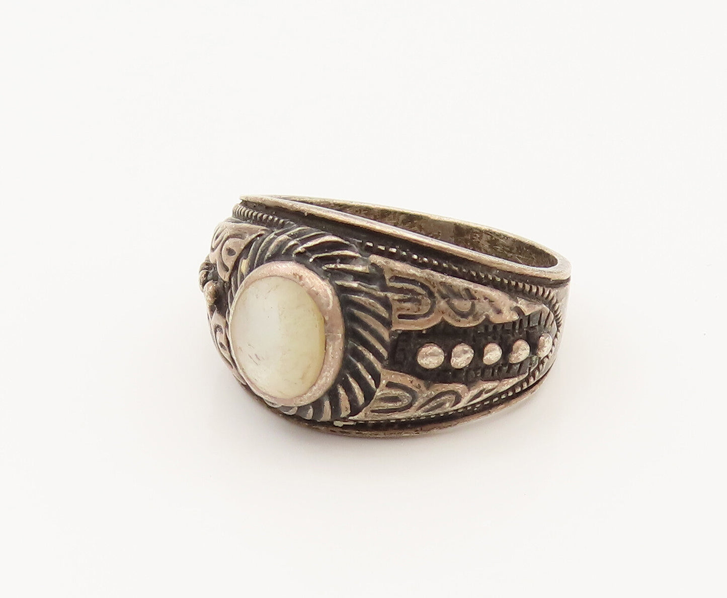 925 Silver  Vintage Bead & Carved Detail Mother Of Pearl Ring Sz 9.5  RG26394
