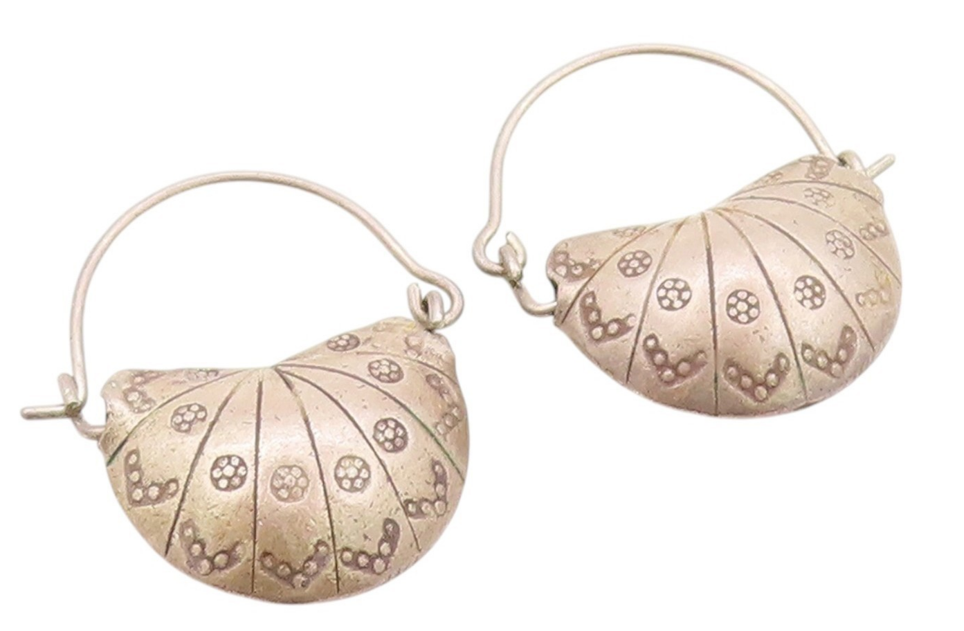 925 Sterling Silver Vintage Earrings Puffed Hand Fan Design Etched Hoops EG13600