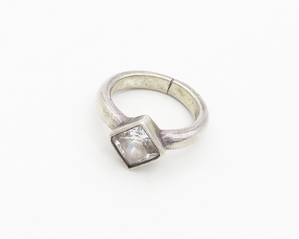 925 Silver   Vintage Shiny Cubic Zirconia Petite Solitaire Ring Sz 4  RG19447