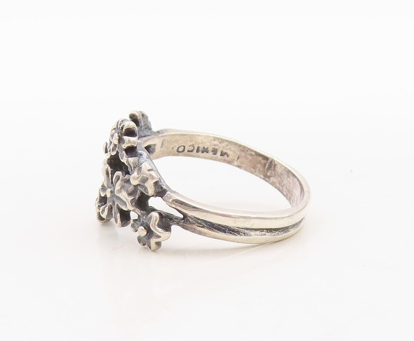 925 Sterling Silver Vintage Ring Dark Tone Flowers Cutout  Sz 7.5  RG31152