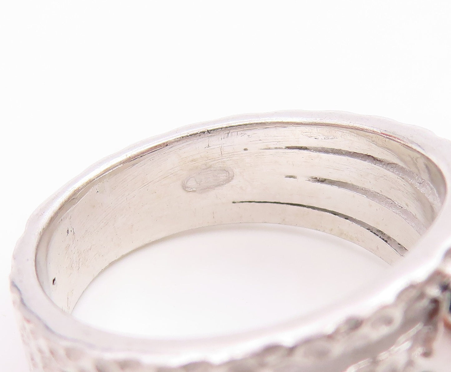 925 Sterling Silver Vintage Ring Carved Ruby Hammered Band  Sz 7.5  RG36133