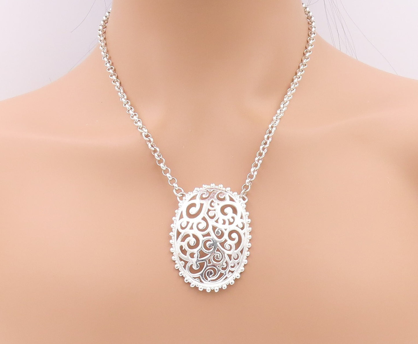 925 Sterling Silver Vintage Necklace Swirly Carved Oval Pendent  NE4577