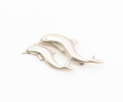 925 Sterling Silver  Vintage Shiny Smooth Swimming Dolphins Brooch Pin  BP6694
