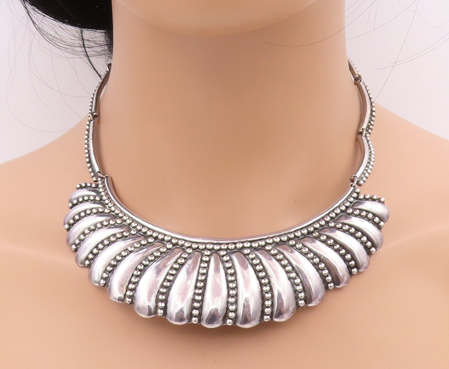 925 Sterling Silver Vintage Necklace Featuring Scalloped & Bead Design NE4542
