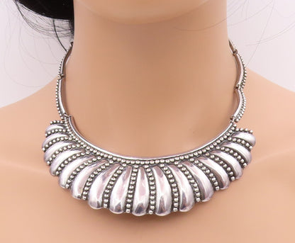 925 Sterling Silver Vintage Necklace Featuring Scalloped & Bead Design NE4542