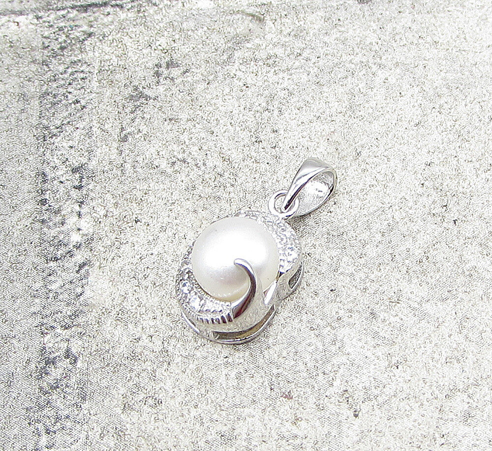 925 Sterling Silver  Freshwater Pearl & Cubic Zirconia Shell Pendant  PT1415