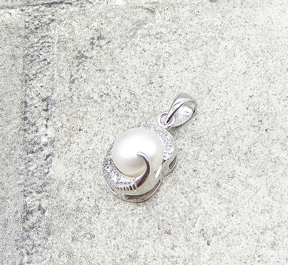 925 Sterling Silver  Freshwater Pearl & Cubic Zirconia Shell Pendant  PT1415
