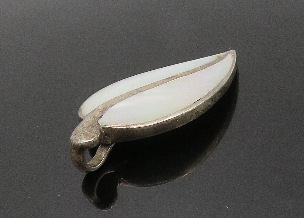 925 Sterling Silver  Vintage Mother Of Pearl Floral Leaf Pendant  PT16745