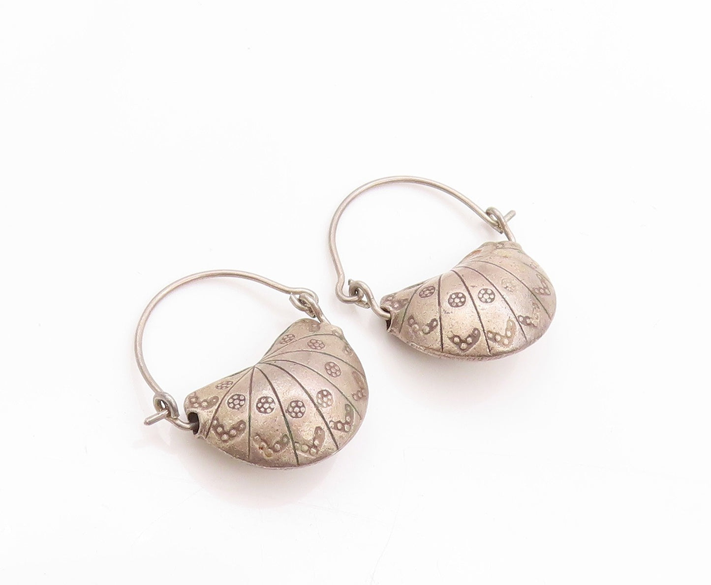 925 Sterling Silver Vintage Earrings Puffed Hand Fan Design Etched Hoops EG13600