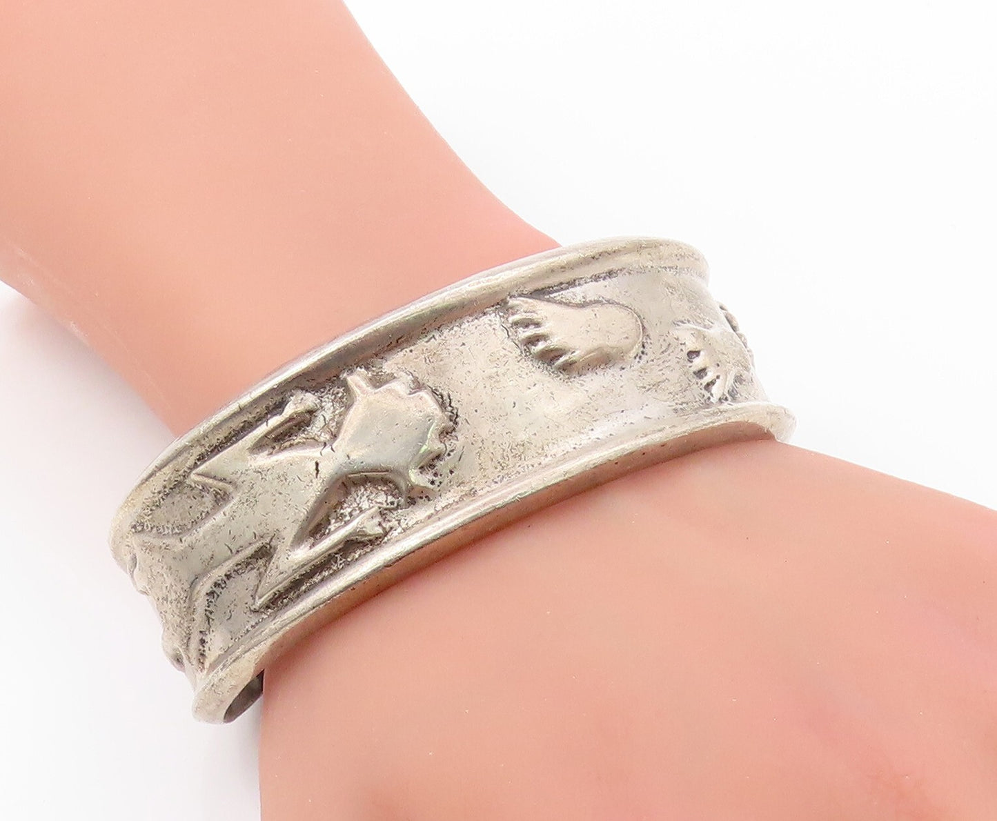 925 Sterling Silver Vintage Bracelet NAVAJO ZUNI Foot Print Etched Cuff  BT11035