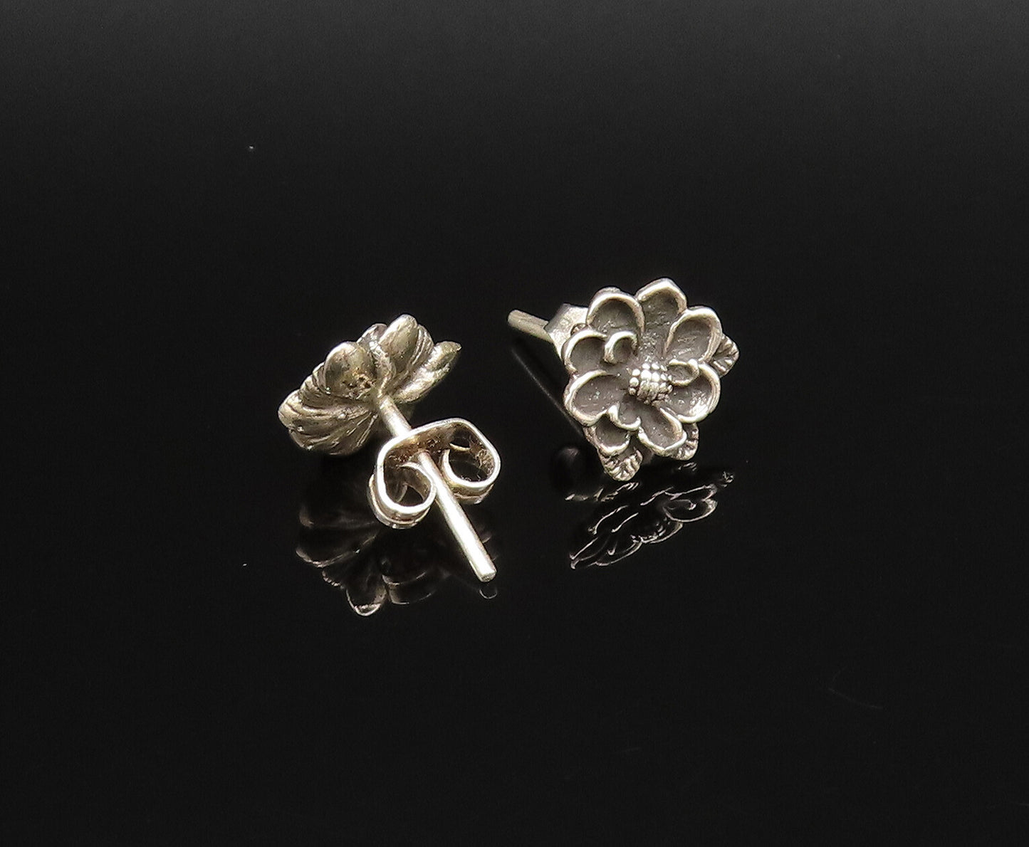 925 Sterling Silver  Vintage Beautiful Dainty Flower Stud Earrings  EG12105