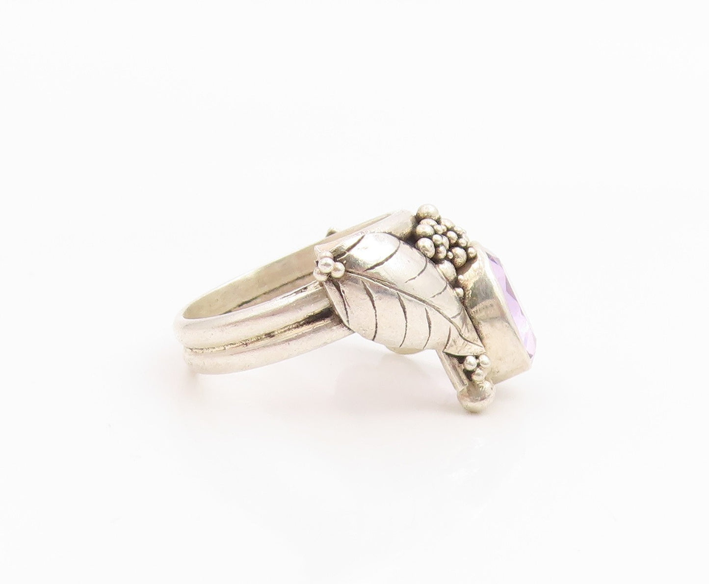 925 Sterling Silver Vintage Ring Oval Cut Amethyst Leaf Motif Band Sz 5 RG35354
