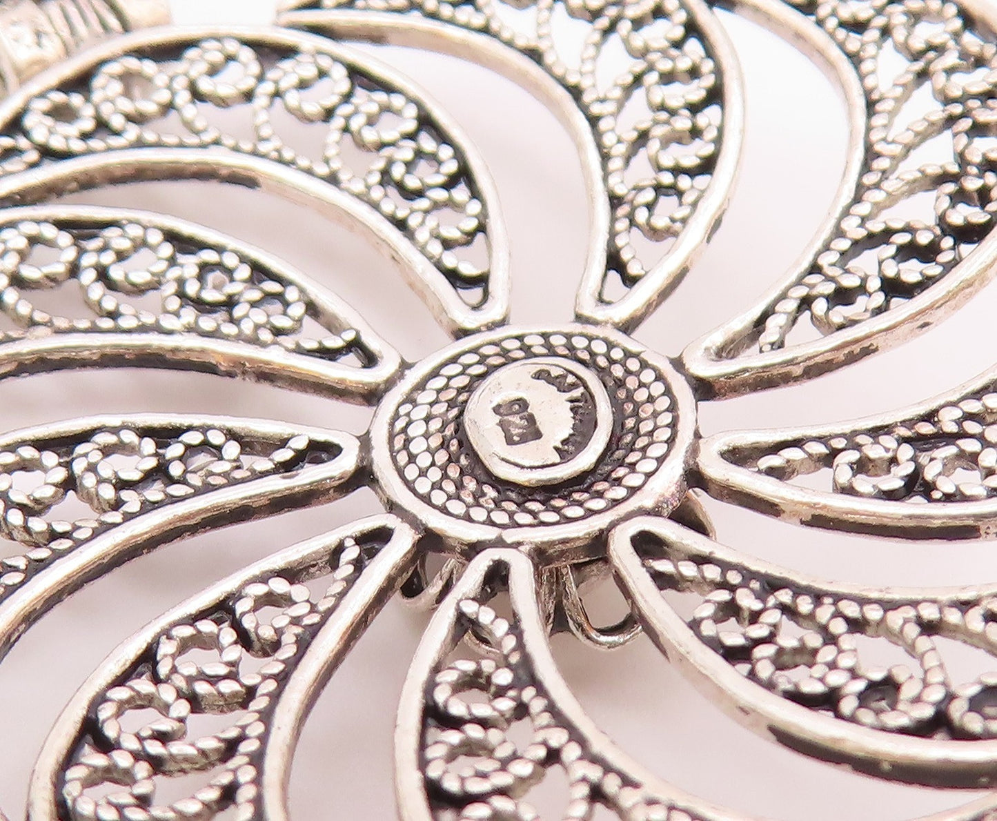 925 Sterling Silver  Vintage Shiny Swirl Floral Motif Round Pendant  PT16577