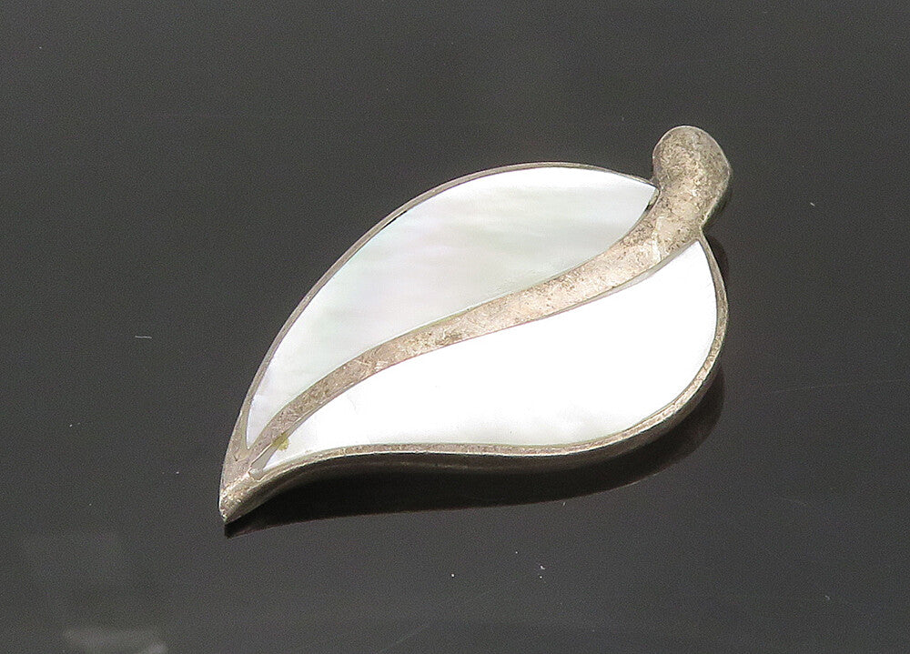 925 Sterling Silver  Vintage Mother Of Pearl Floral Leaf Pendant  PT16745