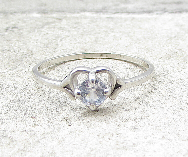 925 Sterling Silver  White Cubic Zirconia Love Heart Ring Sz 7  RG1634