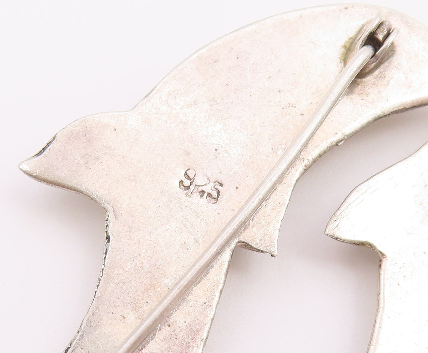 925 Sterling Silver  Vintage Shiny Smooth Swimming Dolphins Brooch Pin  BP6694