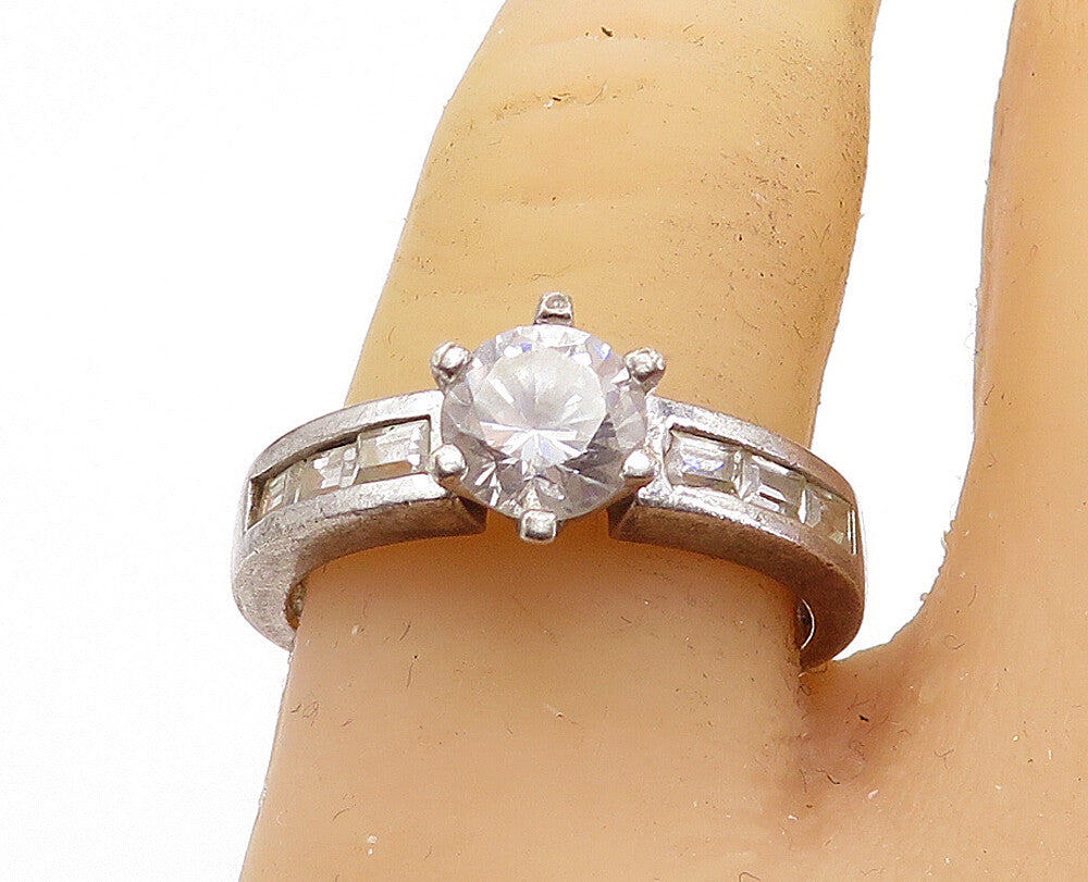 925 Sterling Silver  Vintage Cubic Zirconia Solitaire Accent Ring Sz 8  RG7212