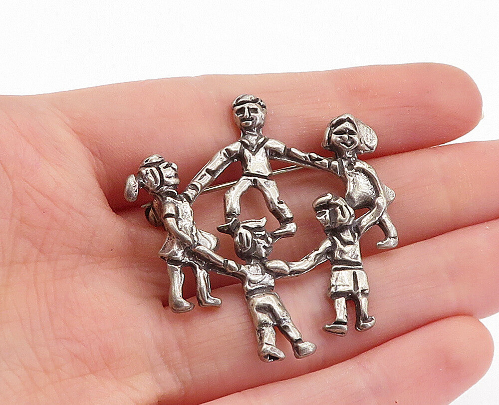 925 Sterling Silver  Vintage Sculpted Family Holding Hands Brooch Pin  BP2116