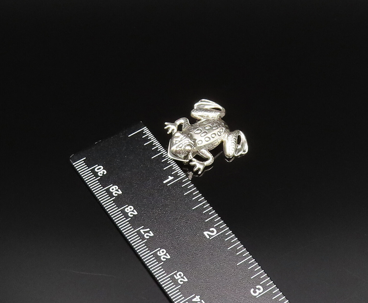 925 Sterling Silver  Vintage Carved Spotted Frog Animal Brooch Pin  BP9687