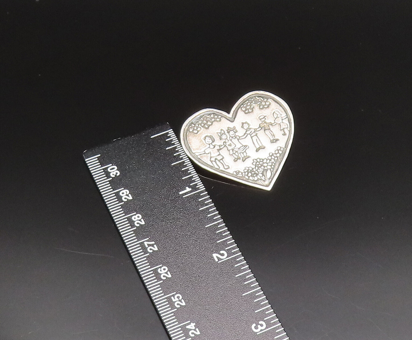 925 Silver  Vintage Engraved Kids & Flowers Flat Love Heart Brooch Pin  BP9566