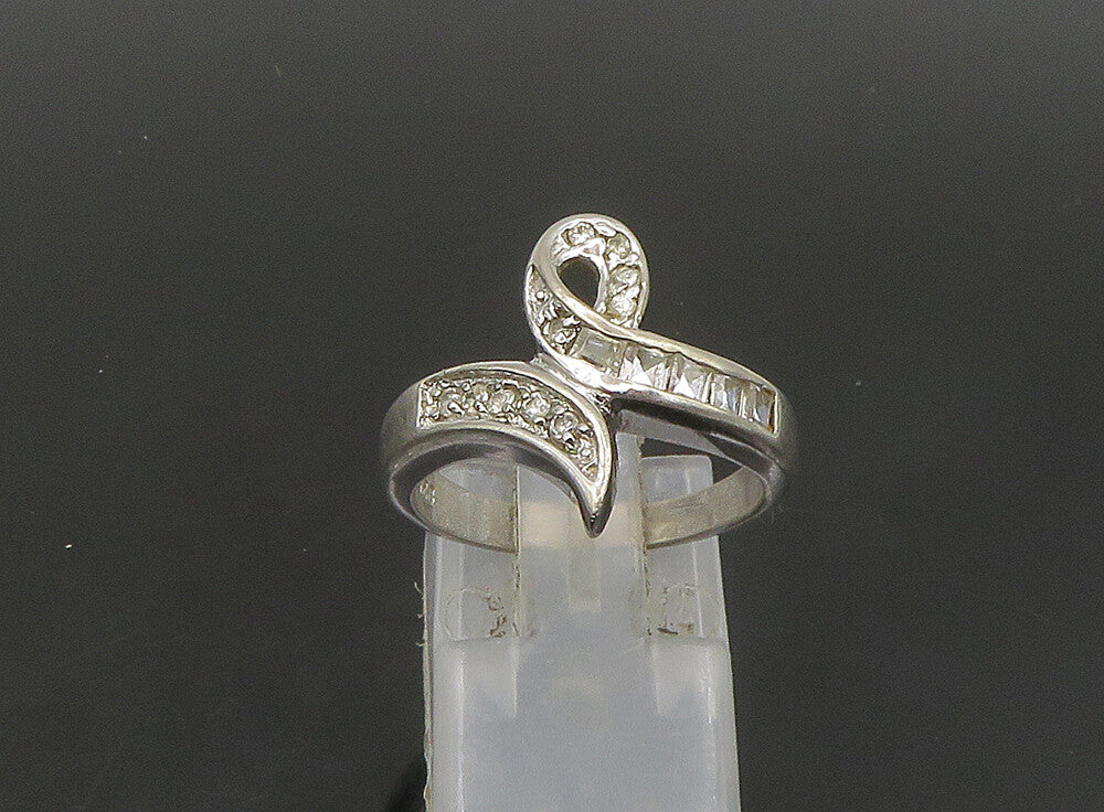 925 Sterling Silver  Vintage Shiny Topaz Ribbon Motif Band Ring Sz 7  RG23629