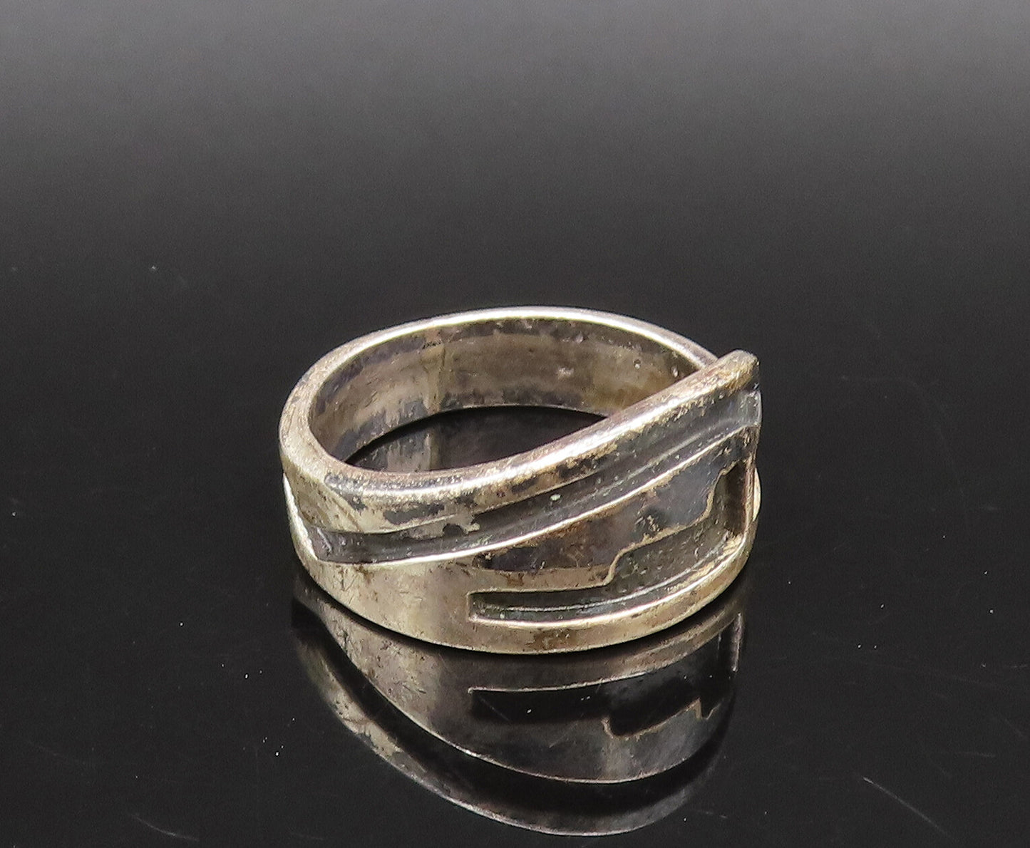 SOUTHWESTERN 925 Silver Vintage Carved Wavy Detail Band Ring Sz 8 RG26070