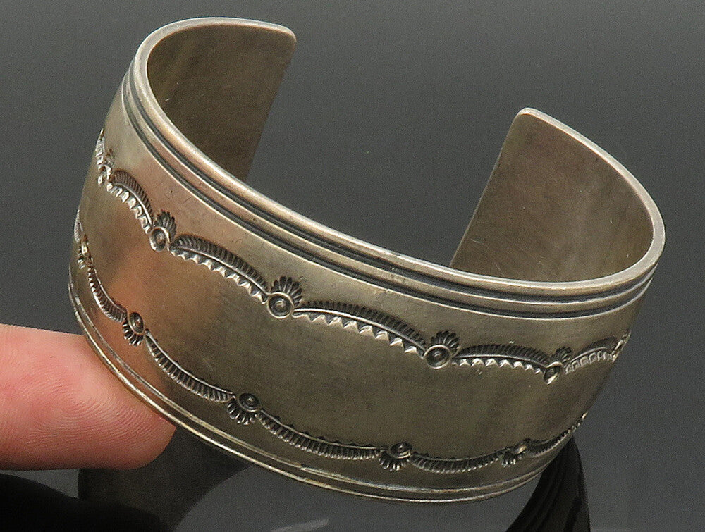 NAVAJO 925 Sterling Silver  Vintage Wavy Patterned Wide Cuff Bracelet  BT9299