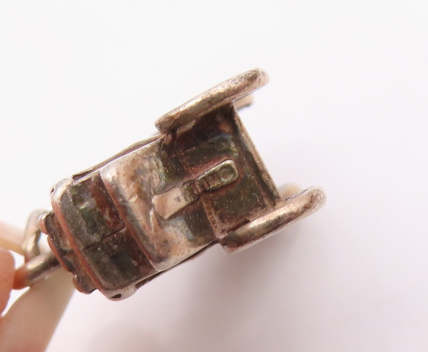 925 Sterling Silver  Vintage Shiny Old Fashioned Carriage Pendant  PT18231