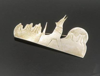 925 Sterling Silver  Vintage Howling Wolf In The Woods Brooch Pin  BP9356