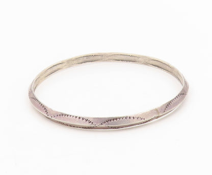 925 Sterling Silver Vintage Bracelet NAVAJO Etched Knife Edge Bangle  BT11588