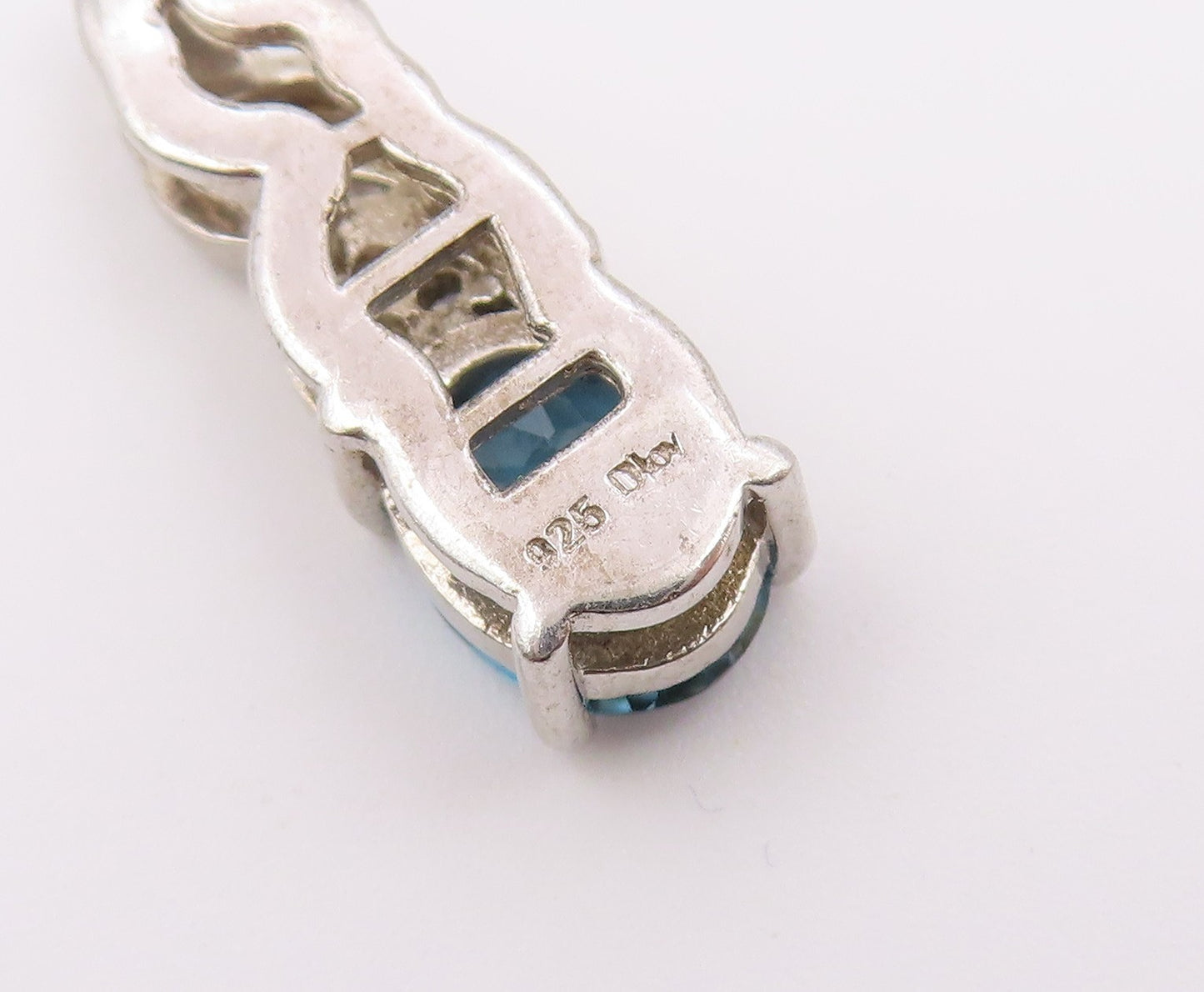 925 Sterling Silver  Vintage Shiny Prong Set Blue Topaz Pendant  PT15849
