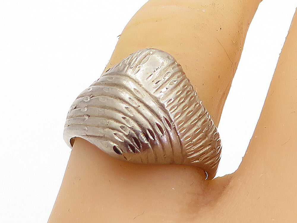 925 Sterling Silver  Vintage Dark Tone Etched Dome Band Ring Sz 8.5  RG5553