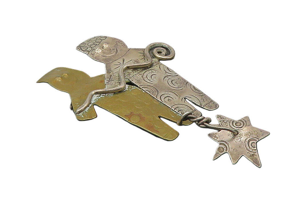 925 Sterling Silver  Vintage Two Tone Figures Etched Detail Brooch Pin  BP3693