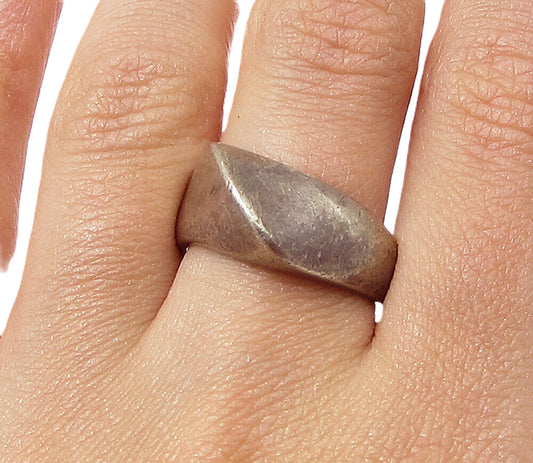 925 Sterling Silver  Vintage Dark Tone Wavy Band Ring Sz 7.5  RG3089